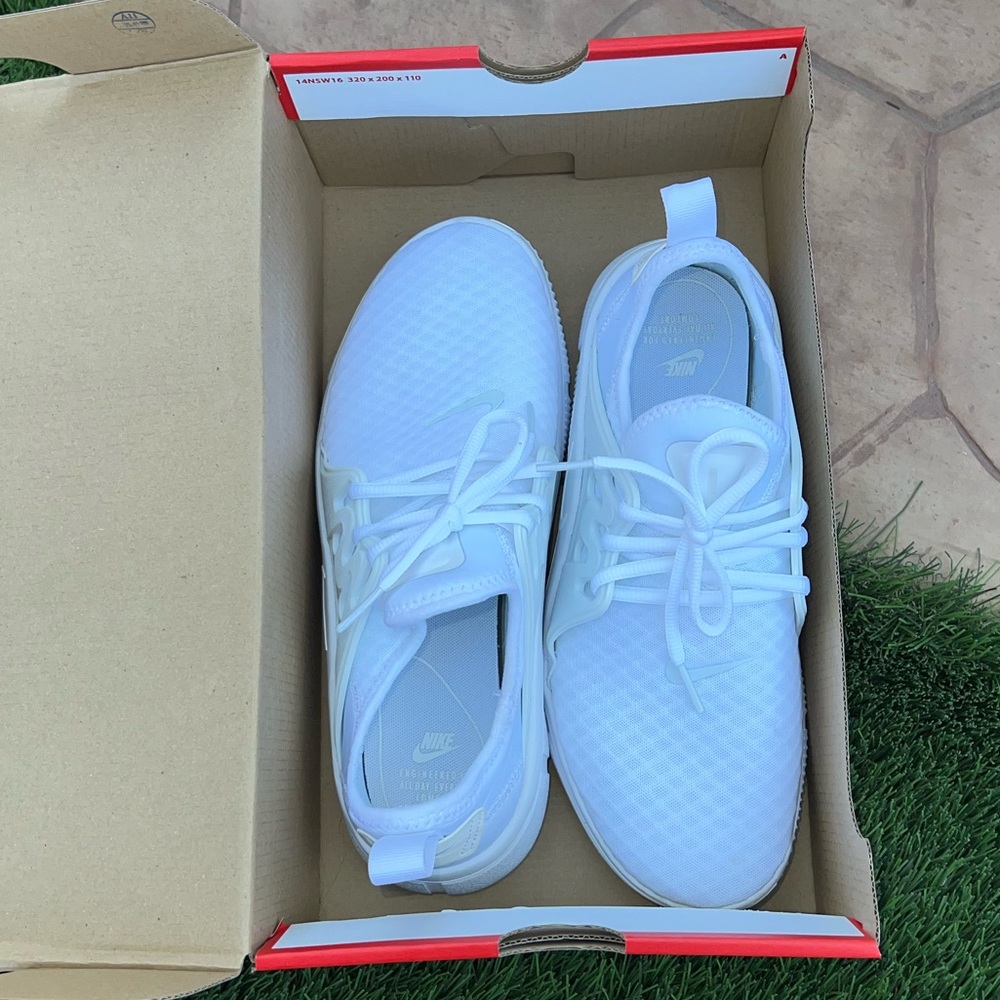 White Nike Acalme